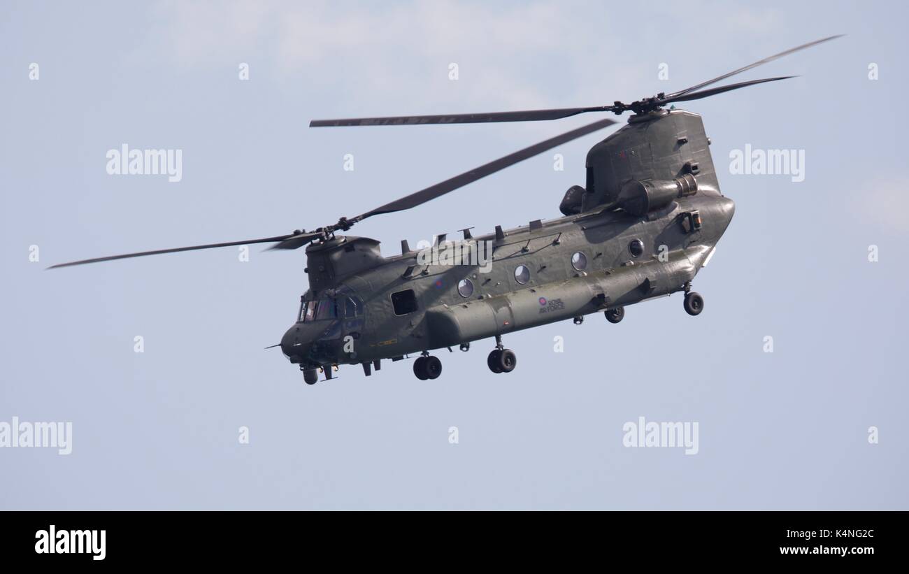 Boeing Chinook HC4 von 27 Squadron an RAF Odiham beweist seine beeindruckende Antenne Manöver Bournemouth Air Festival basiert Stockfoto