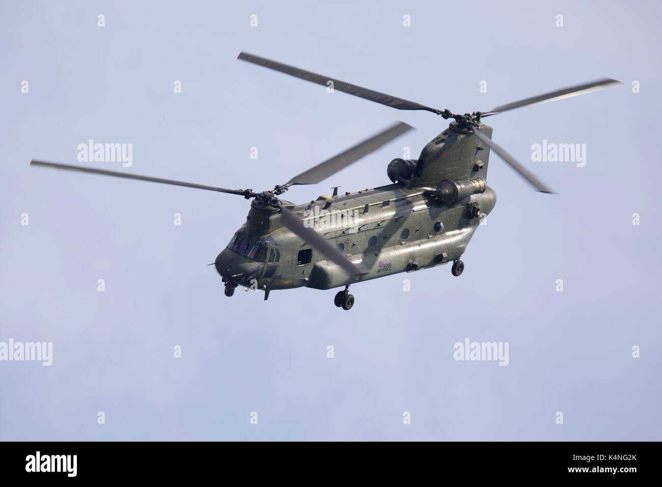 Boeing Chinook HC4 von 27 Squadron an RAF Odiham beweist seine beeindruckende Antenne Manöver Bournemouth Air Festival basiert Stockfoto