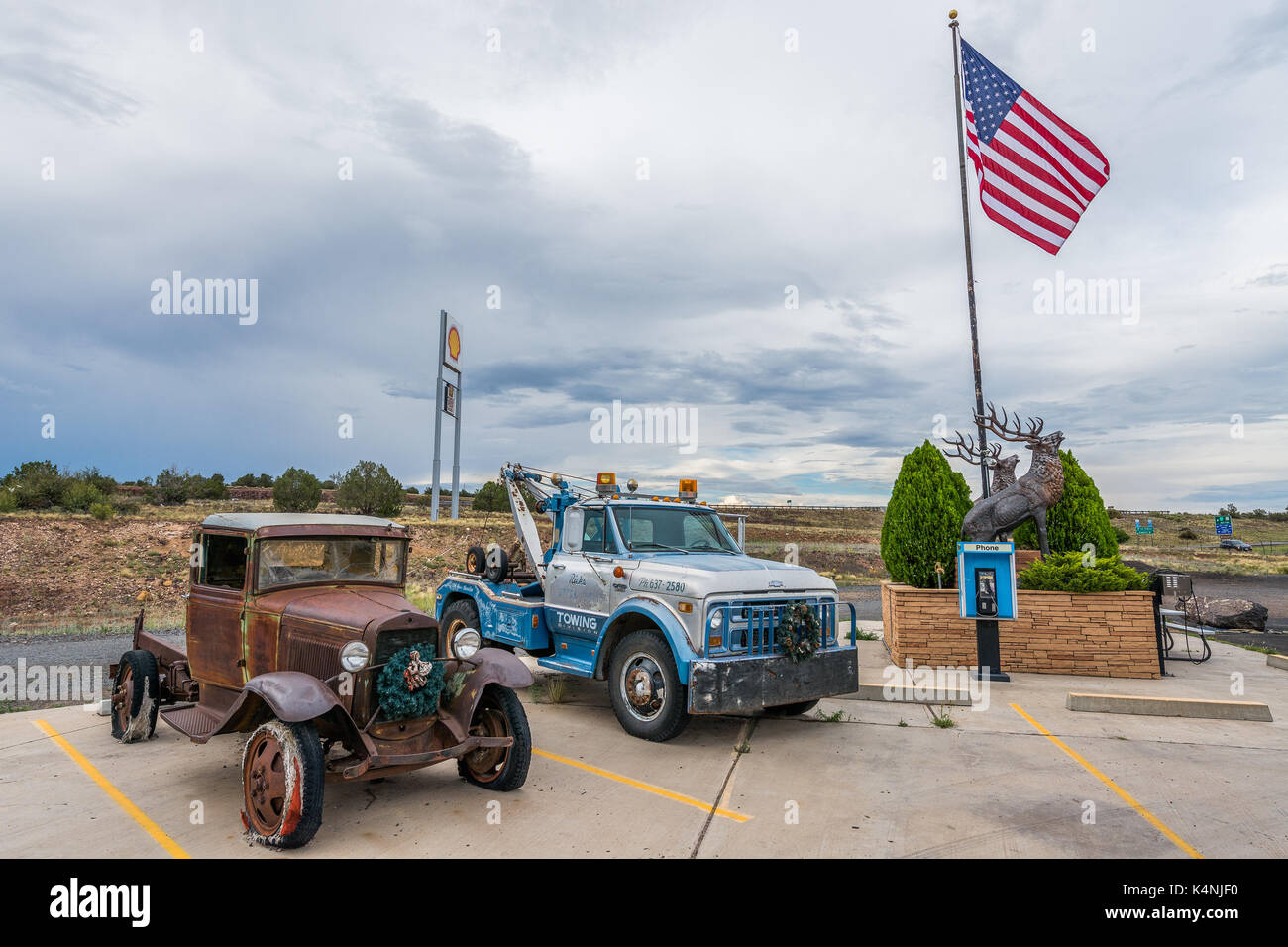 Historische Autos und US-Flagge auf dem Highway 40 Stockfoto