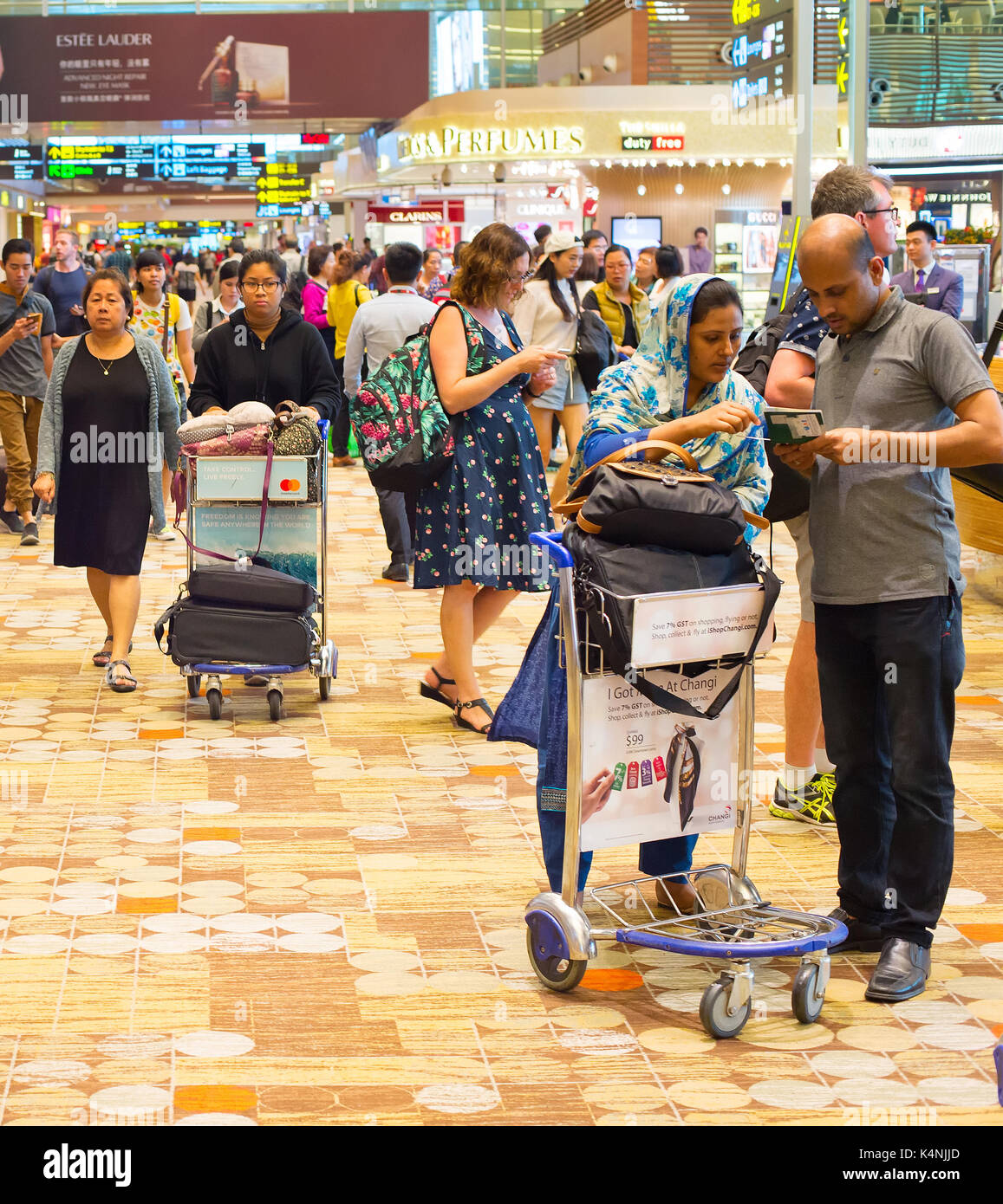 Singapur - 13. Januar 2017: Viele Menschen in Changi International Airport-Halle. Changi Airport dient mehr als 100 Fluggesellschaften 6.100 wöchentlich Stockfoto