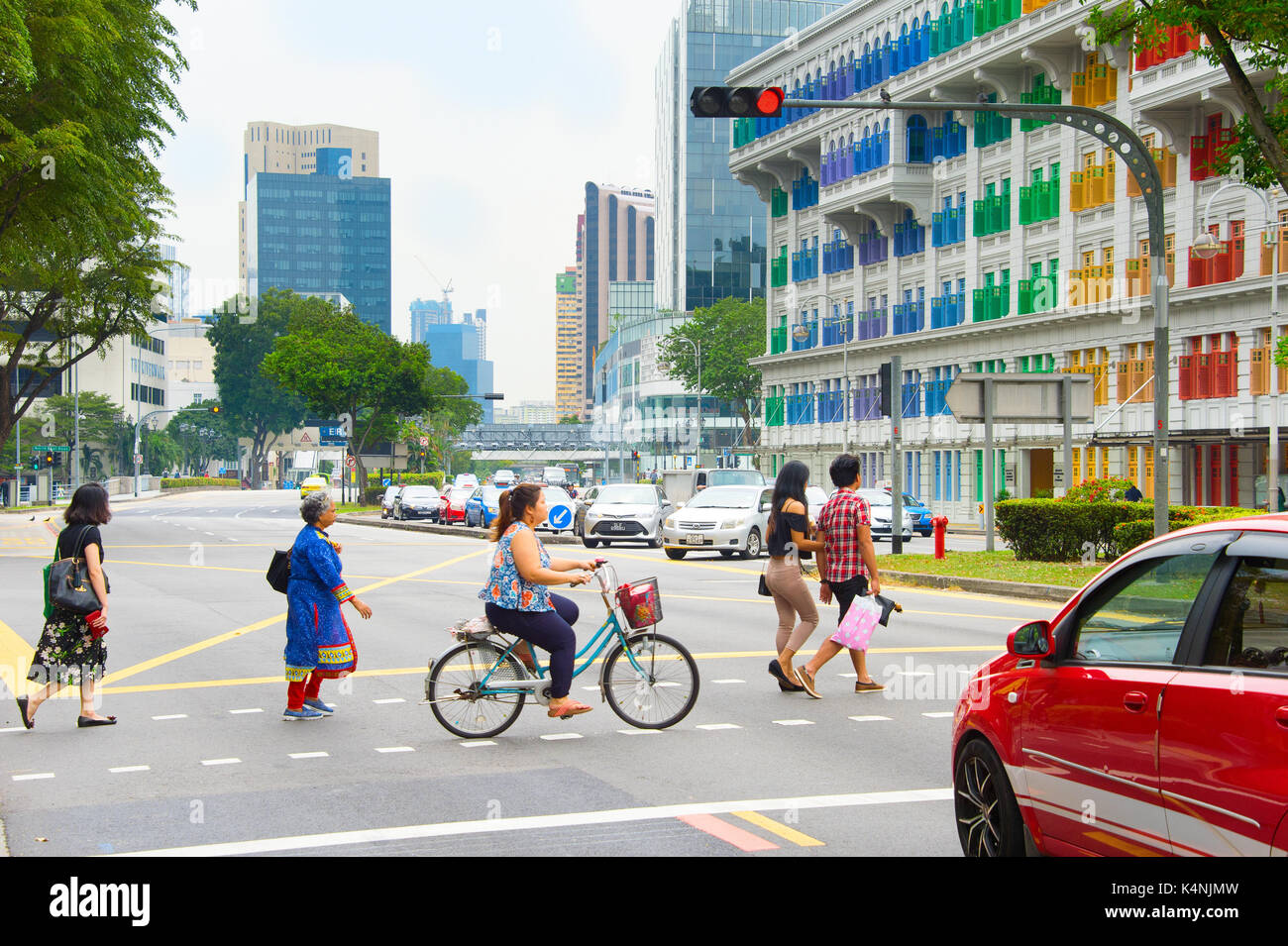 Singapur - Jan 14, 2017: Überqueren der Straße in Singapur. Singapur ist ein globaler Handel, Finanzen und Transport Hub Stockfoto