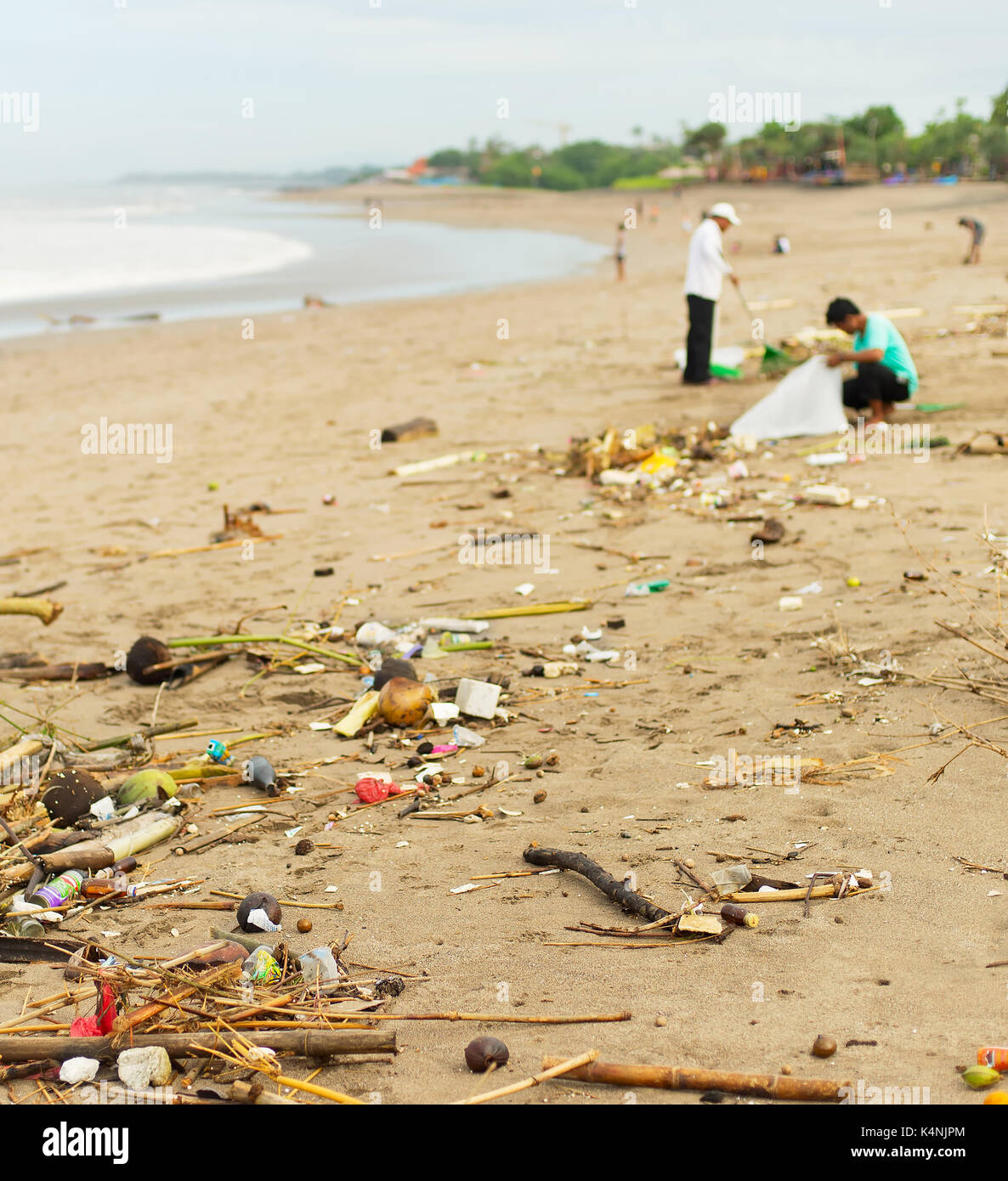 Viel Müll am Strand Ozeans. Insel Bali, Indonesien Stockfoto