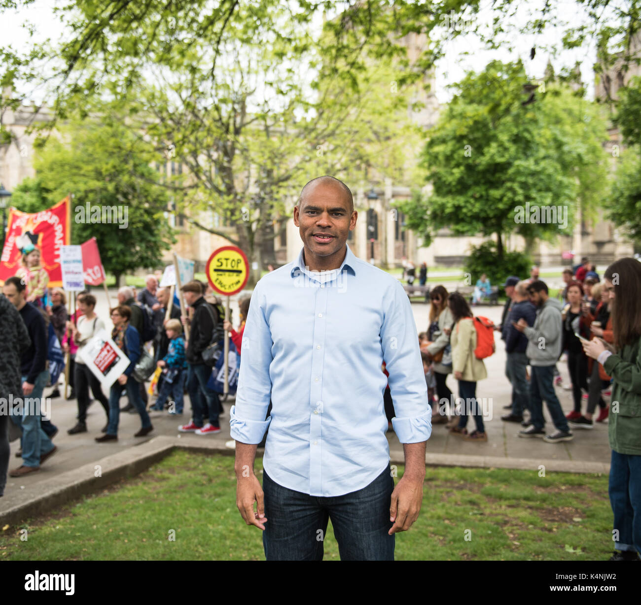 Porträt von Marvin Rees, dem Bürgermeister von Bristol, bei einem bildungsmarsch im Mai 2017. Stockfoto