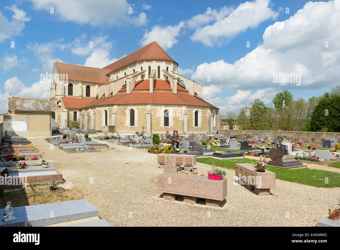 PONTIGNY, Frankreich - April 2014; Friedhof in der Abtei von Pontigny. Stockfoto