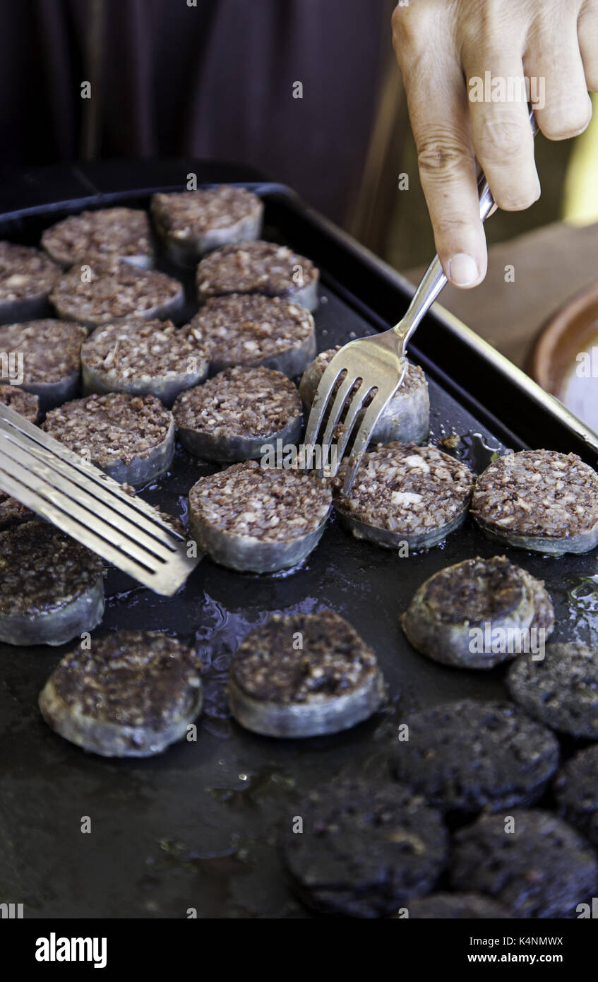 Scheiben von gegrillten Bratwurst, Wurst aus Schweinefleisch detail Stockfoto