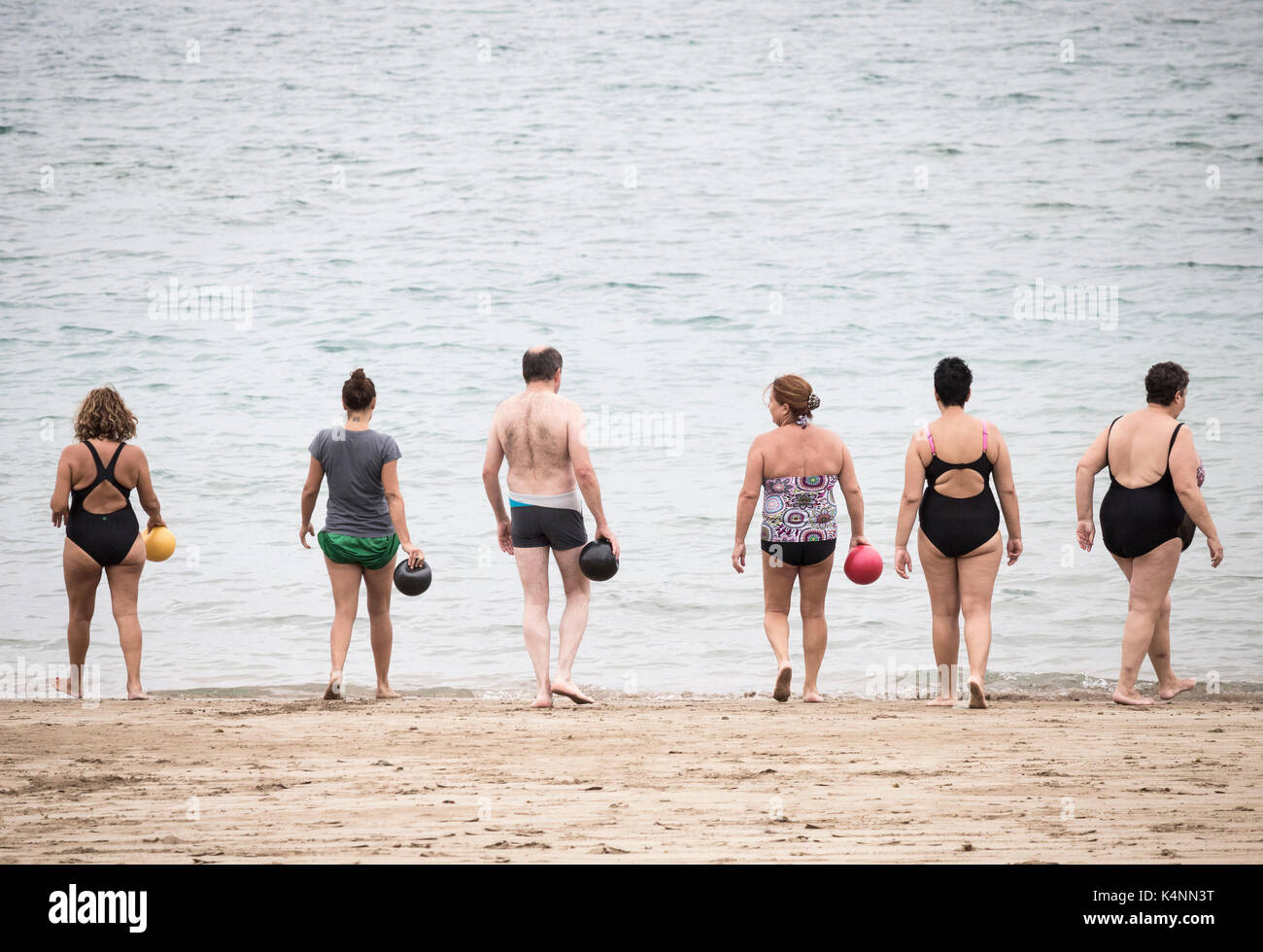 Schwimmen und fit halten am Strand in Spanien am frühen Morgen Stockfoto