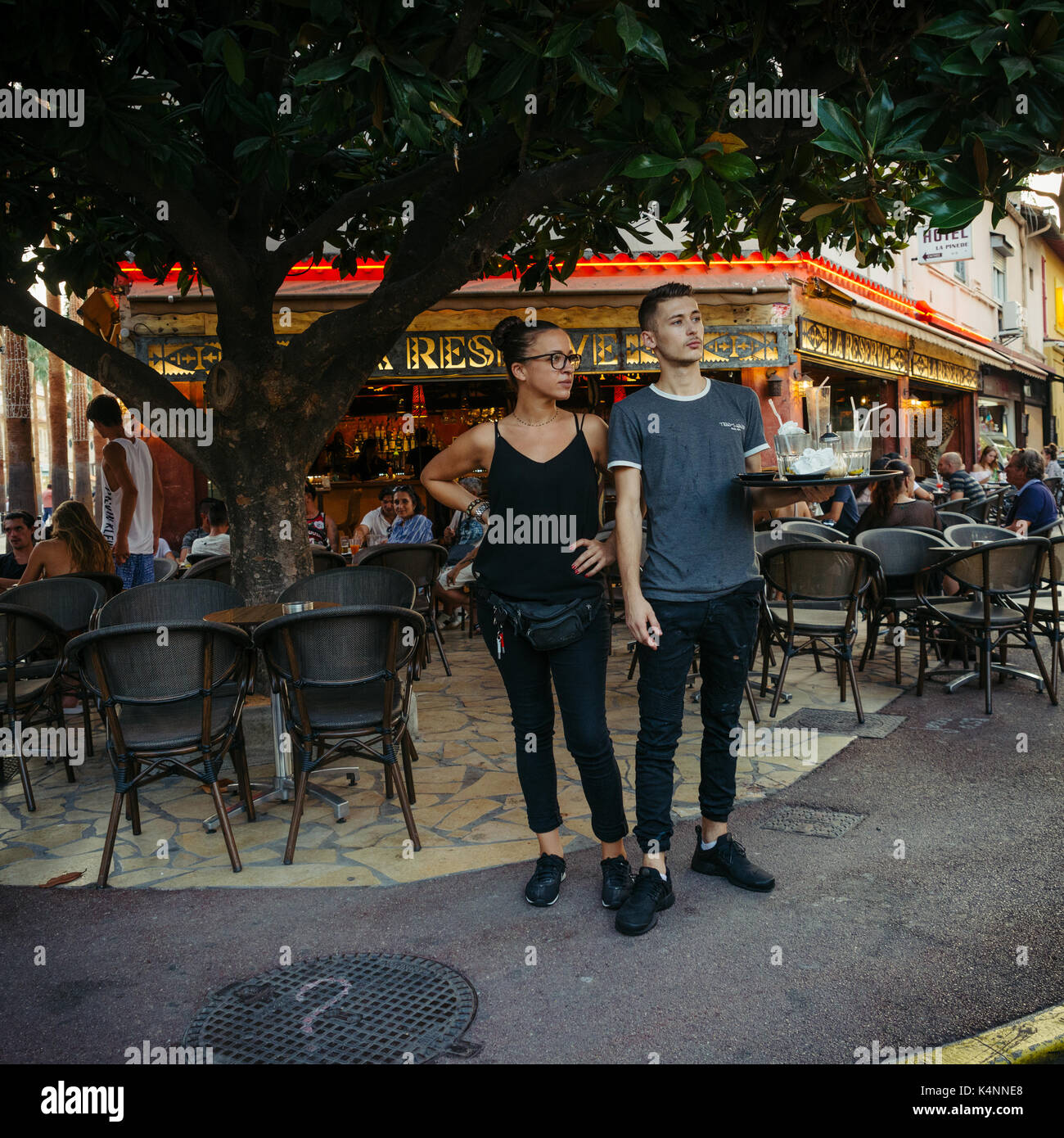 Ein Kellner und Kellnerinnen posieren für ein Foto in Juan-les-Pins, Cote d'Azur, Frankreich Stockfoto