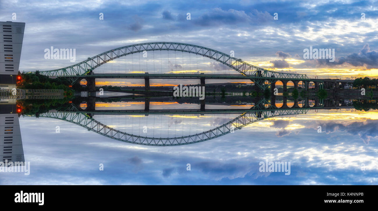 Blick auf einen großen Fluss überqueren Brücke der Mersey Gateway in Widnes, Großbritannien Stockfoto