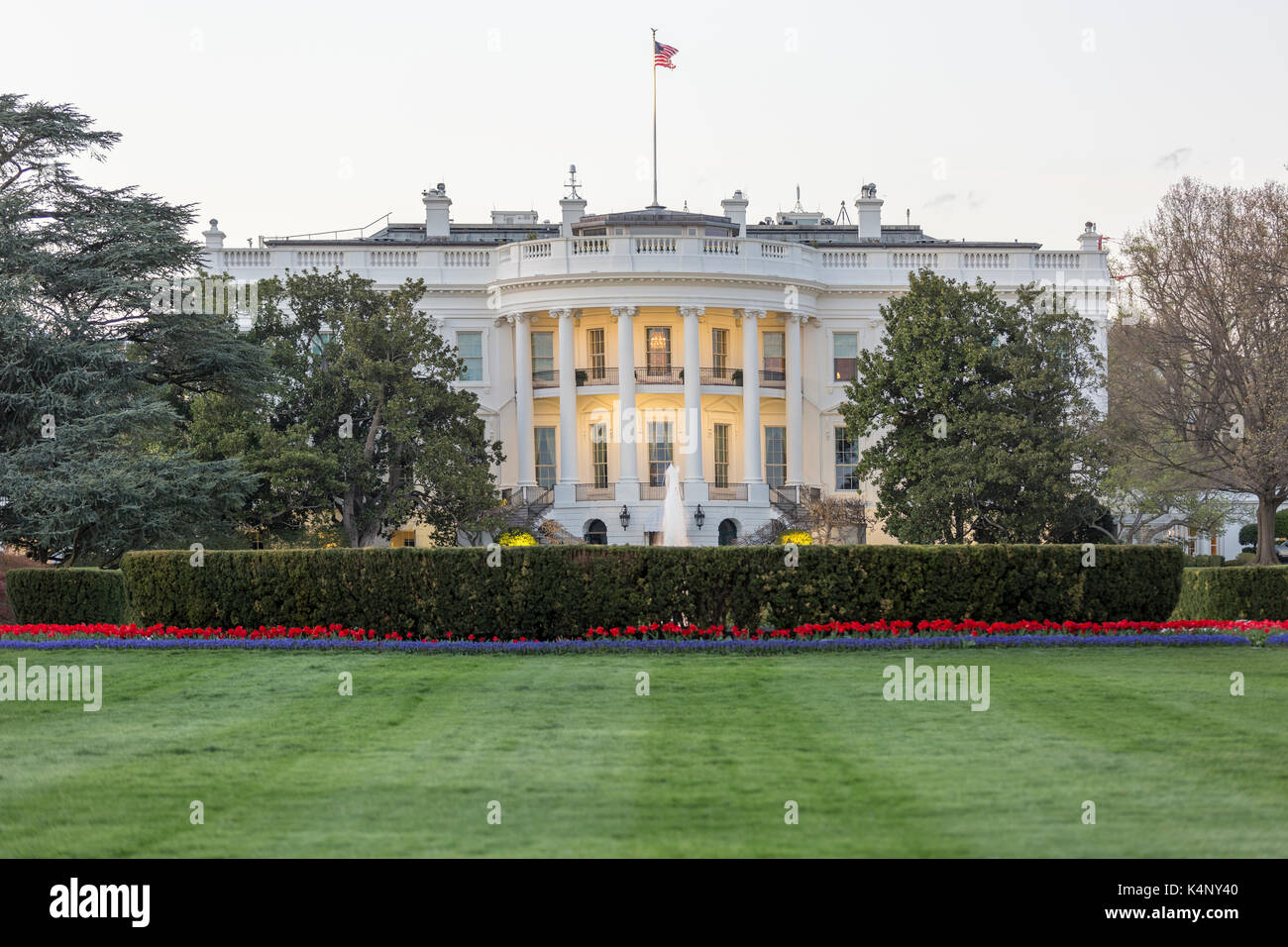 Washington DC 4. April 2017: White House South Lawn in Washington DC an einem bewölkten Frühlingstag. Stockfoto