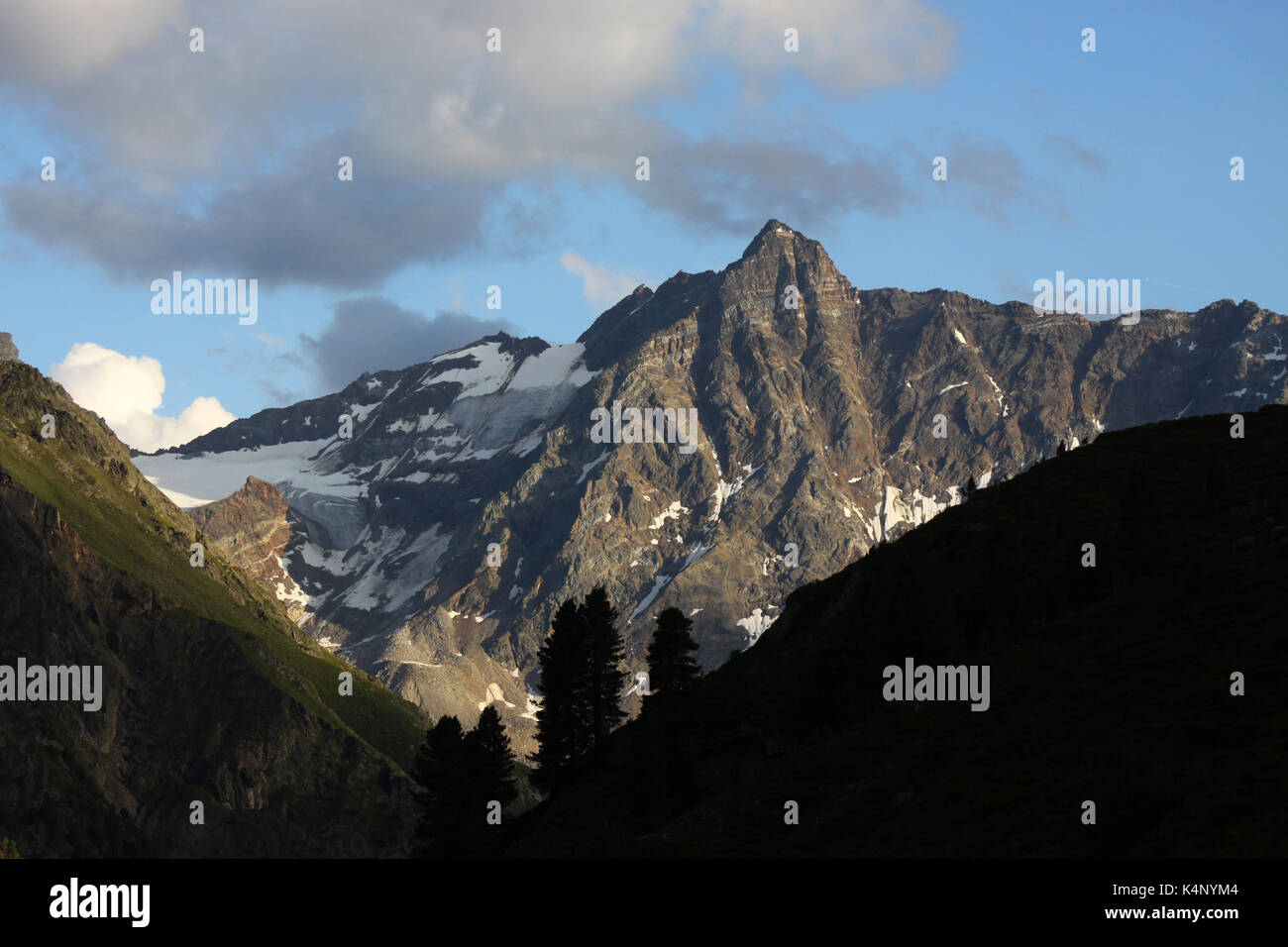 Geologische Schichten auf der strahlkogel north face in den Stubaier Alpen, Österreich Stockfoto