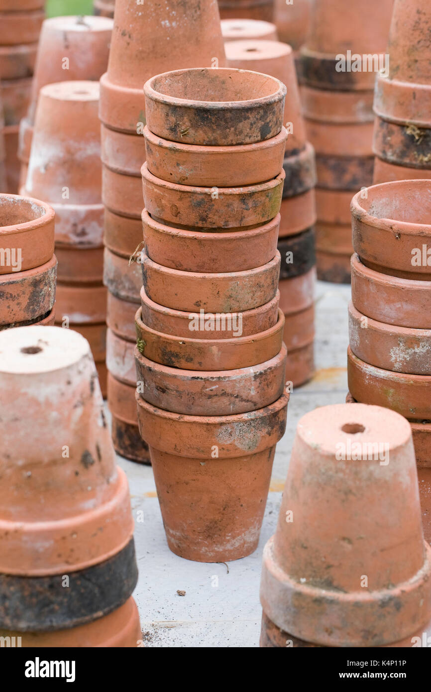 Ein Stapel von Terracotta Töpfen in den Garten. Stockfoto