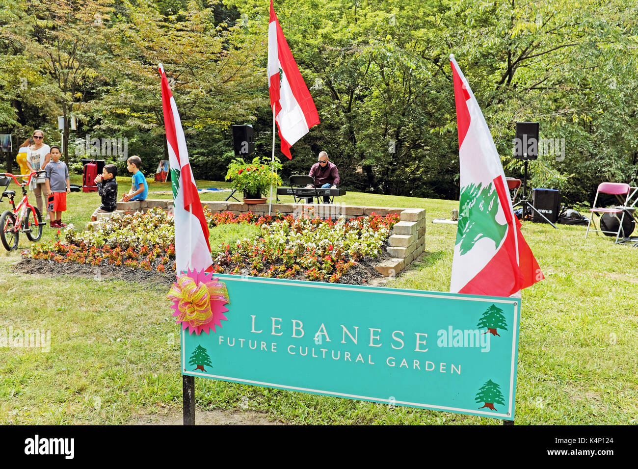 Menschen die Teilnahme an der Cleveland Ohio eine Welt Tag in die Zukunft kultureller Garten, der das Land darstellt, des Libanon. Stockfoto