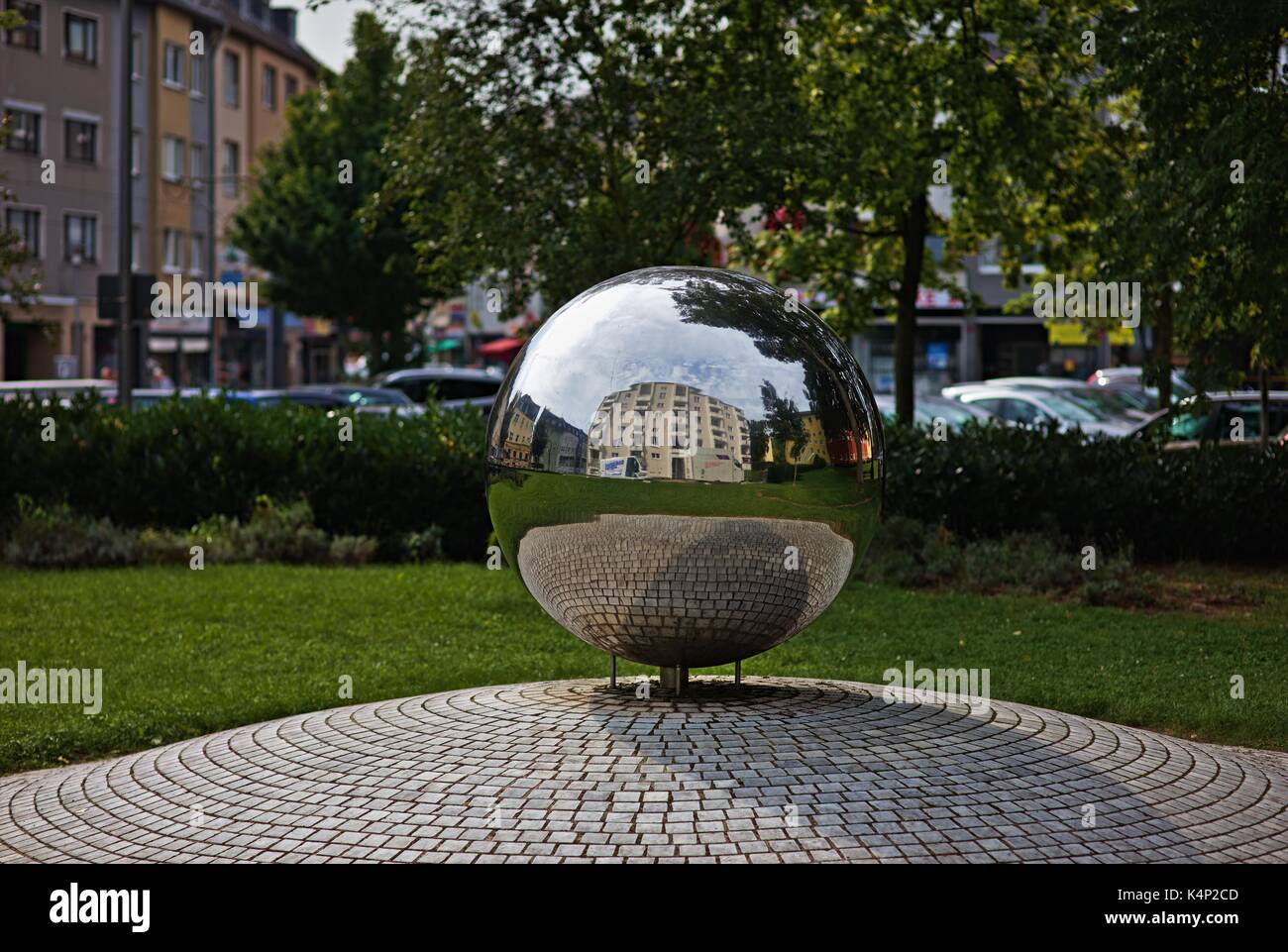 Mirror Ball auf Platz in Köln nachdenken und die Spiegelung der Umgebung Stockfoto