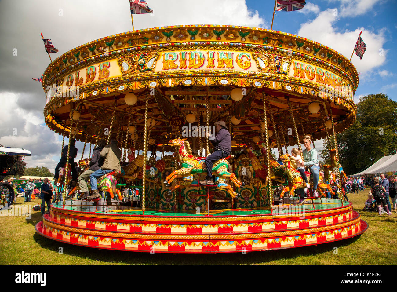 Vintage Kirmes hobby horse Kreisverkehr an der jährlichen Dampf Kundgebung an Astle park Chelford in Cheshire Stockfoto