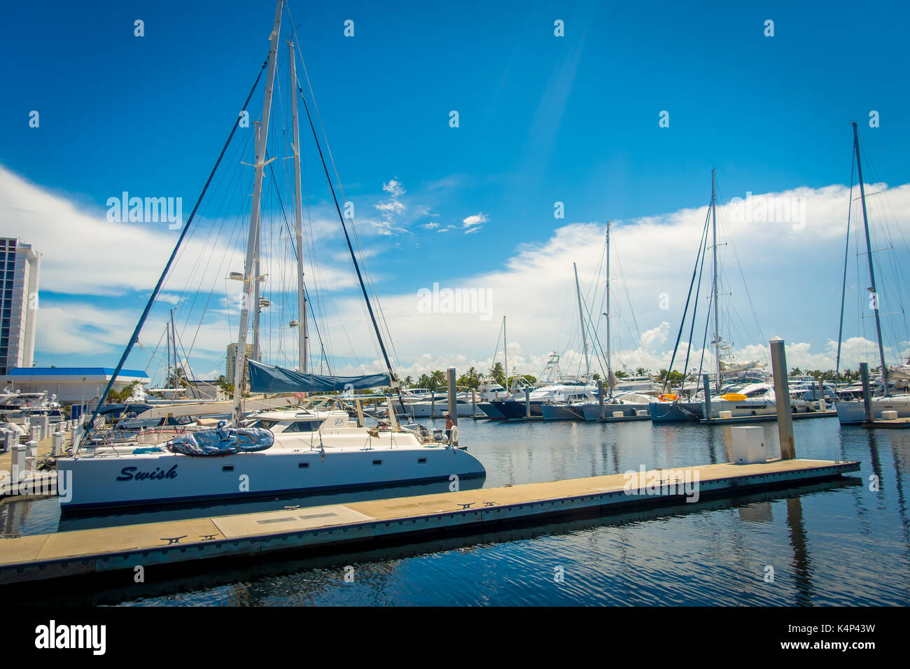 FORT LAUDERDALE, USA - 11. JULI 2017: eine Linie der Boote für Verkauf im Fort Lauderdale Stockfoto