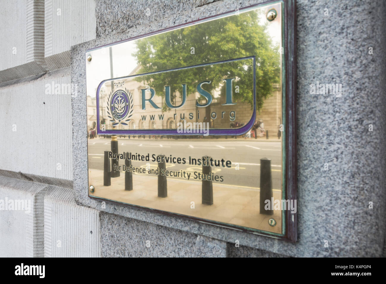 Plakette vor dem Royal United Services Institute for Defence and Security Studies in Whitehall, London, Großbritannien Stockfoto