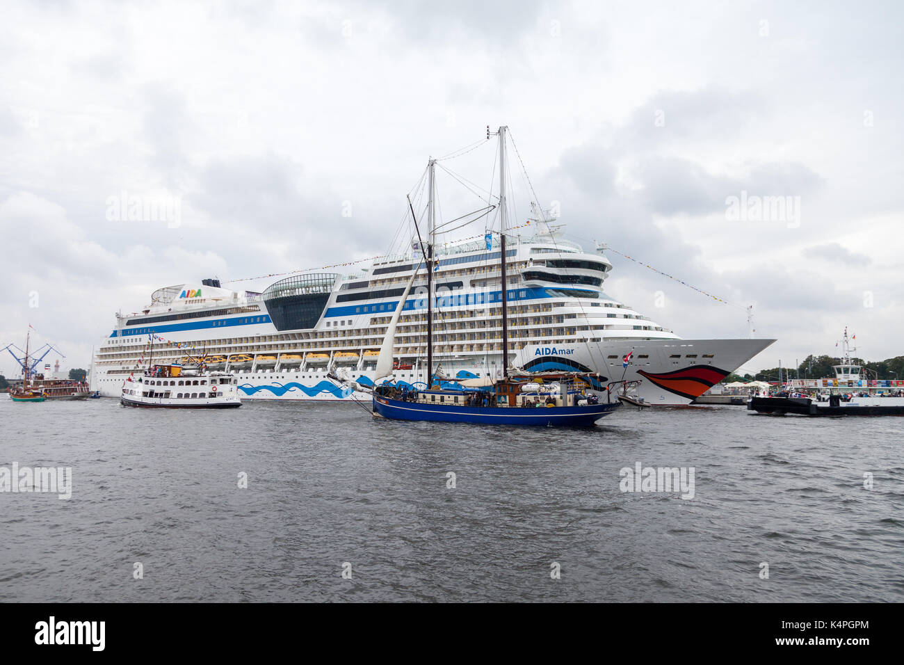 Warnemünde/Deutschland - 12. August 2017: Aida Mar liegt am Hafen von öffentlichen Veranstaltung Hanse Sail in Warnemünde, Deutschland. Stockfoto