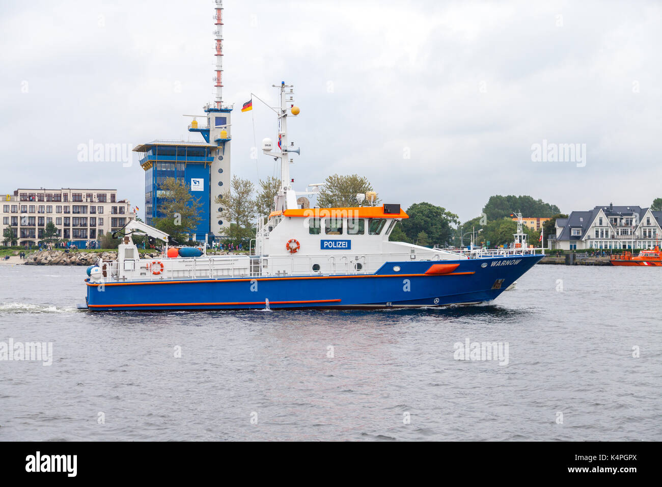 Warnemünde / Deutschland - 12. August 2017: deutsche Polizeischiffe fahren bei öffentlichen Veranstaltungen hanse Sail in warnemünde. Stockfoto