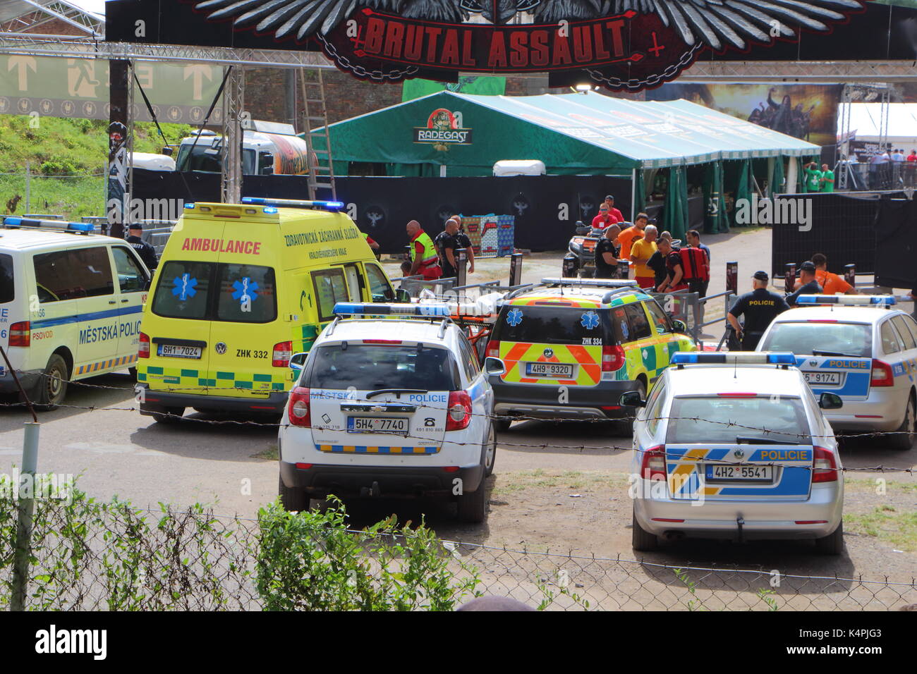 JAROMER - TSCHECHIEN: Polizei und Krankenwagen in der Nähe von Brutal Assault festival Eingang für die Evakuierung einer verletzten Person, August 09, 2017 Stockfoto