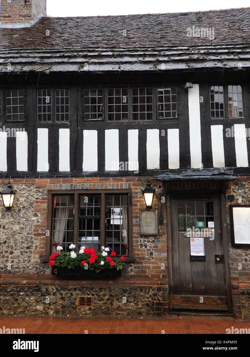 Das George Inn im historischen Dorf Eastbourne, East Sussex. Eine gemütliche 14. Jahrhundert English Inn aka Pub perfekt für kalte Winterabende Stockfoto