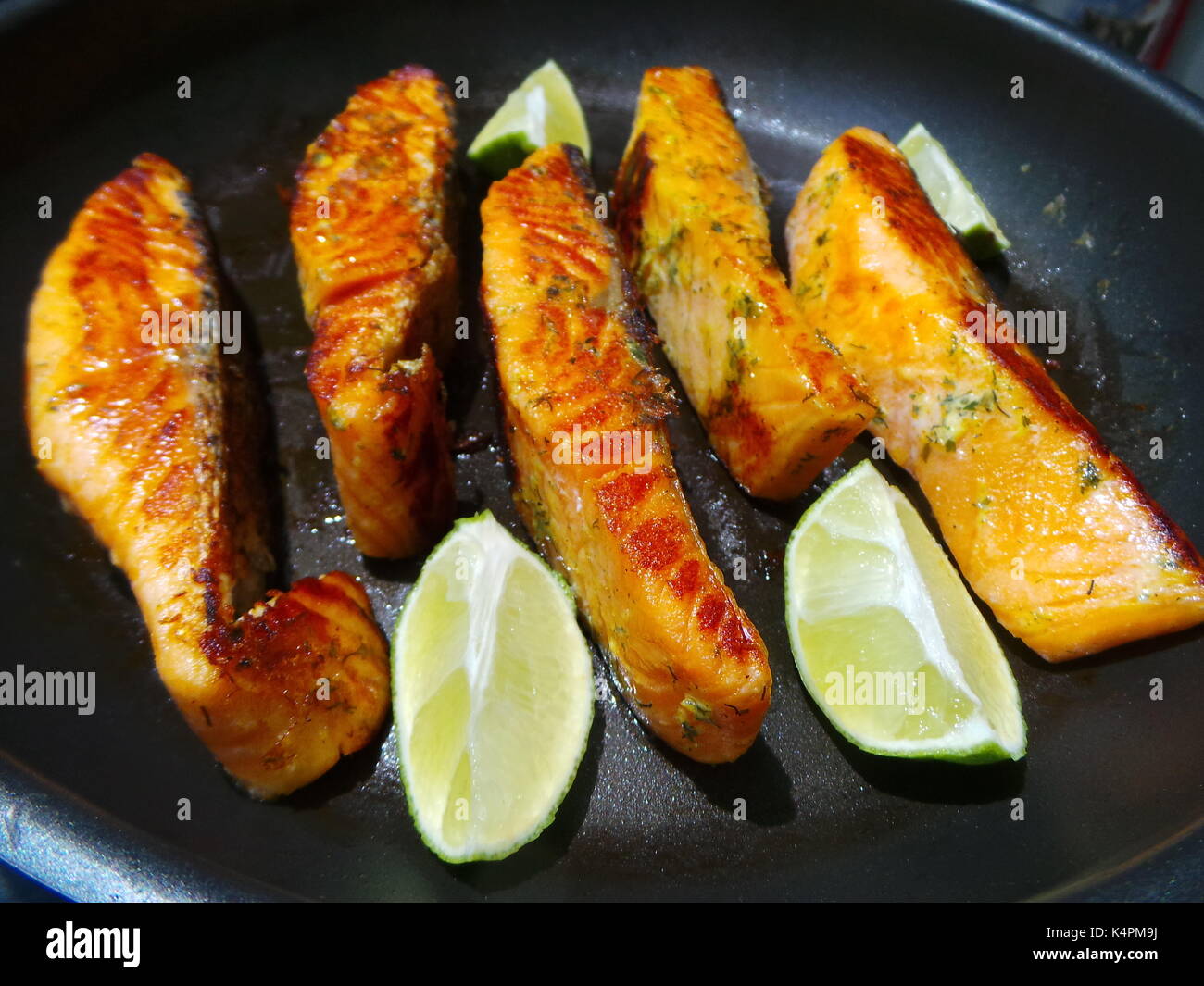 Nahaufnahme von saftigen Lachsfilets Braten mit Zitronenscheiben Stockfoto