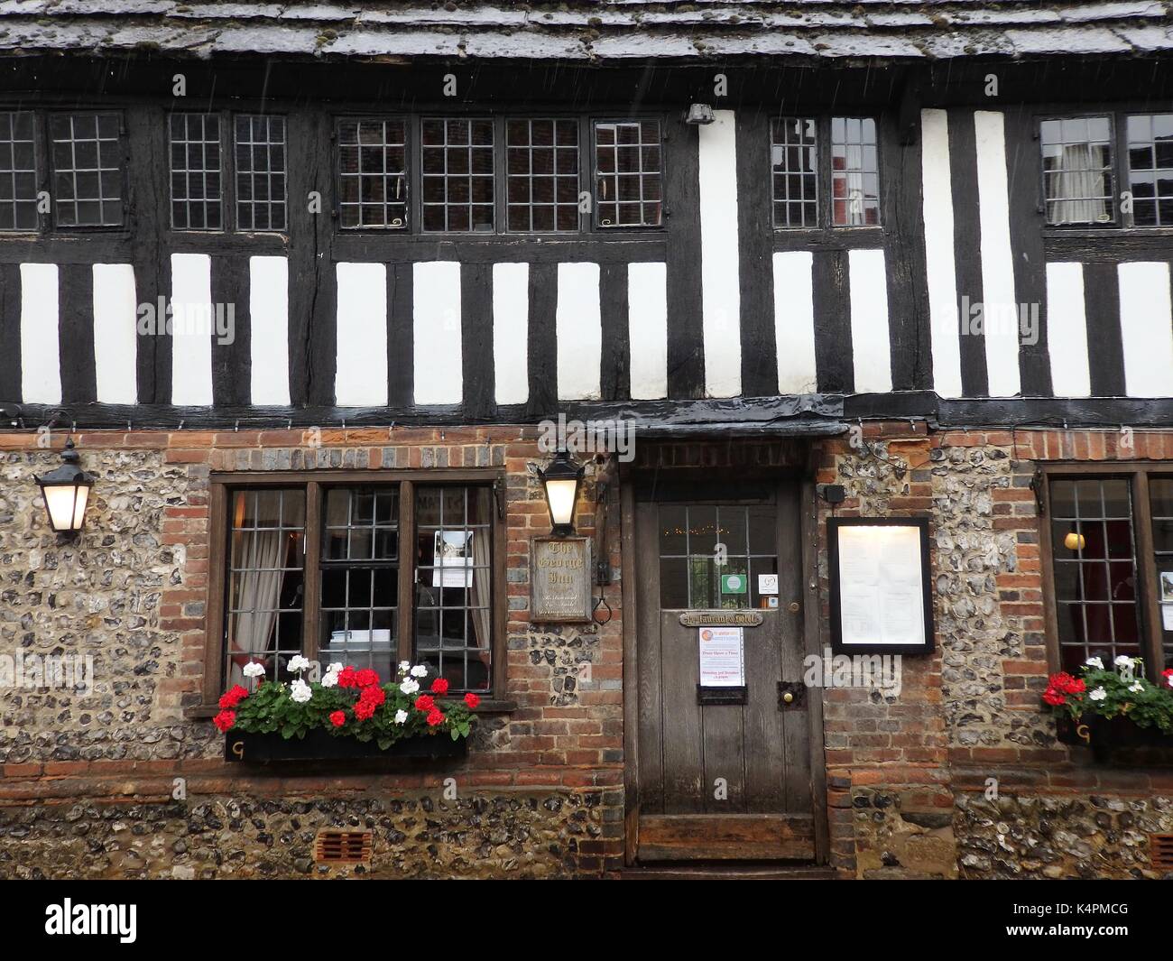 Das George Inn im historischen Dorf Eastbourne, East Sussex. Eine gemütliche 14. Jahrhundert English Inn aka Pub perfekt für kalte Winterabende Stockfoto