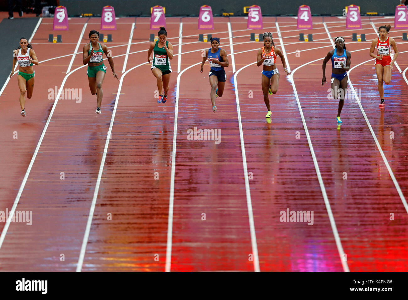 Marie-Charlotte GASTAUD (Monaco), Tori BOWIE (Vereinigte Staaten von Amerika), Jamile SAMUEL (Niederlande, Holland), Ángela TENORIO (Ecuador), Patricia TAEA (Cook Inseln), Blessing OKAGBARE - IGHOTEGUONOR (Nigeria), Ivet LALOVA - COLLIO (Bulgarien) konkurrieren in 100 m der Frauen Heat3 am 2017, Leichtathletik-WM, Queen Elizabeth Olympic Park, Stratford, London, UK. Stockfoto