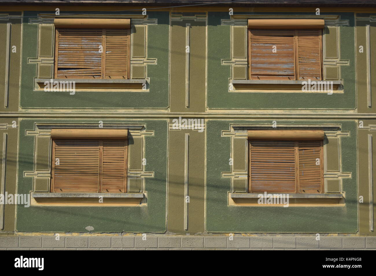 Altes Haus mit vier Fenstern Stockfoto