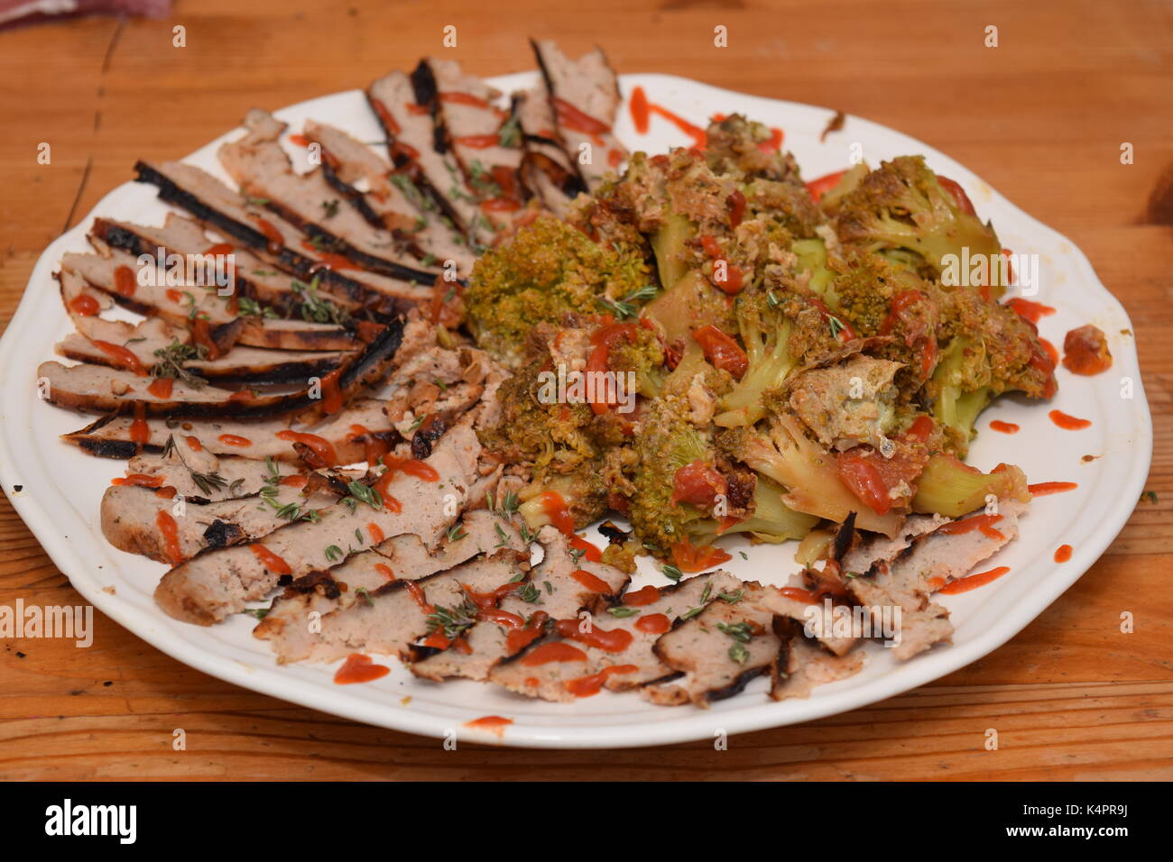 Huhn und frischem Brokkoli auf einer Platte zubereitet Stockfoto