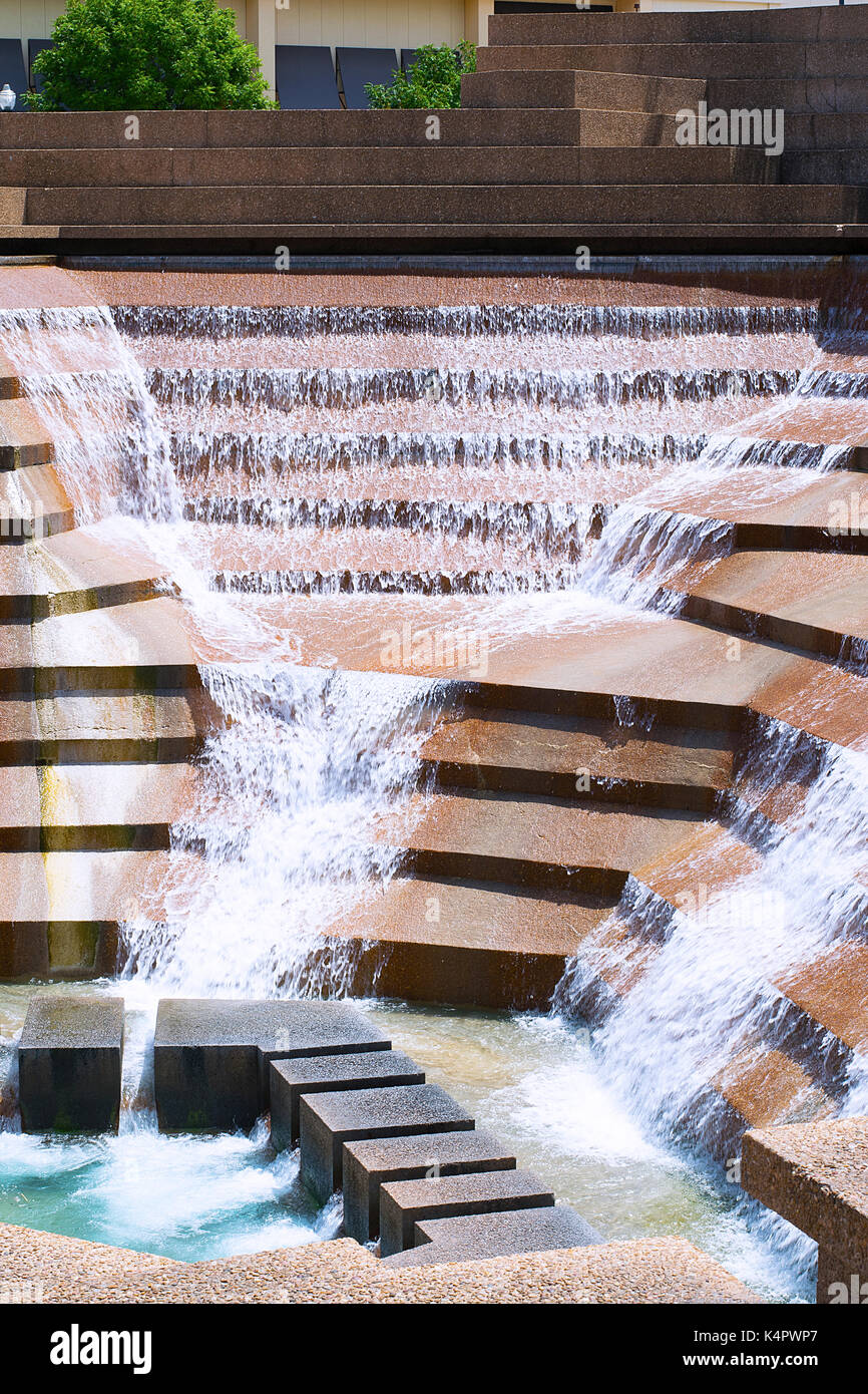 Foto von sich bewegenden Wassers am Fort Worth Water Gardens. Stockfoto
