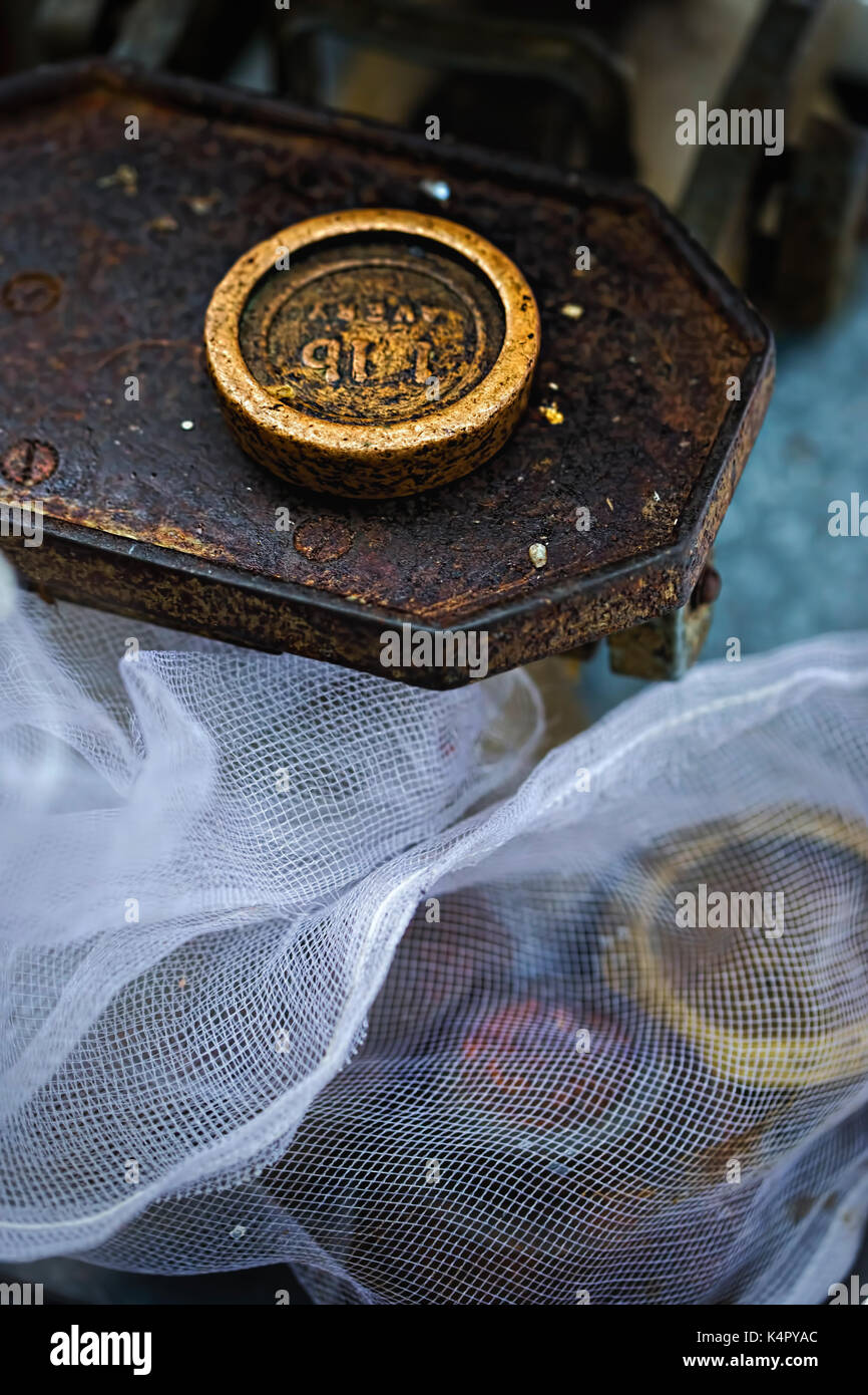 Alte Gewicht auf vintage Gewicht, Street Market, Dublin Stockfoto