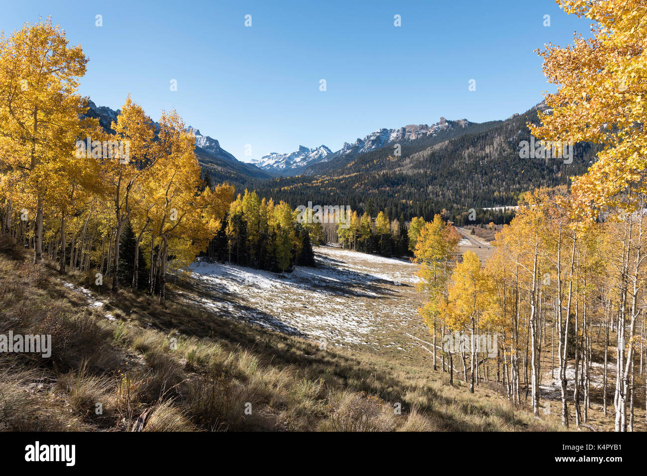 Redcliff Peak und Coxcomb Peak gesehen von Cimarron River Valley nach dem frühen Herbst Schnee Sturm. Stockfoto