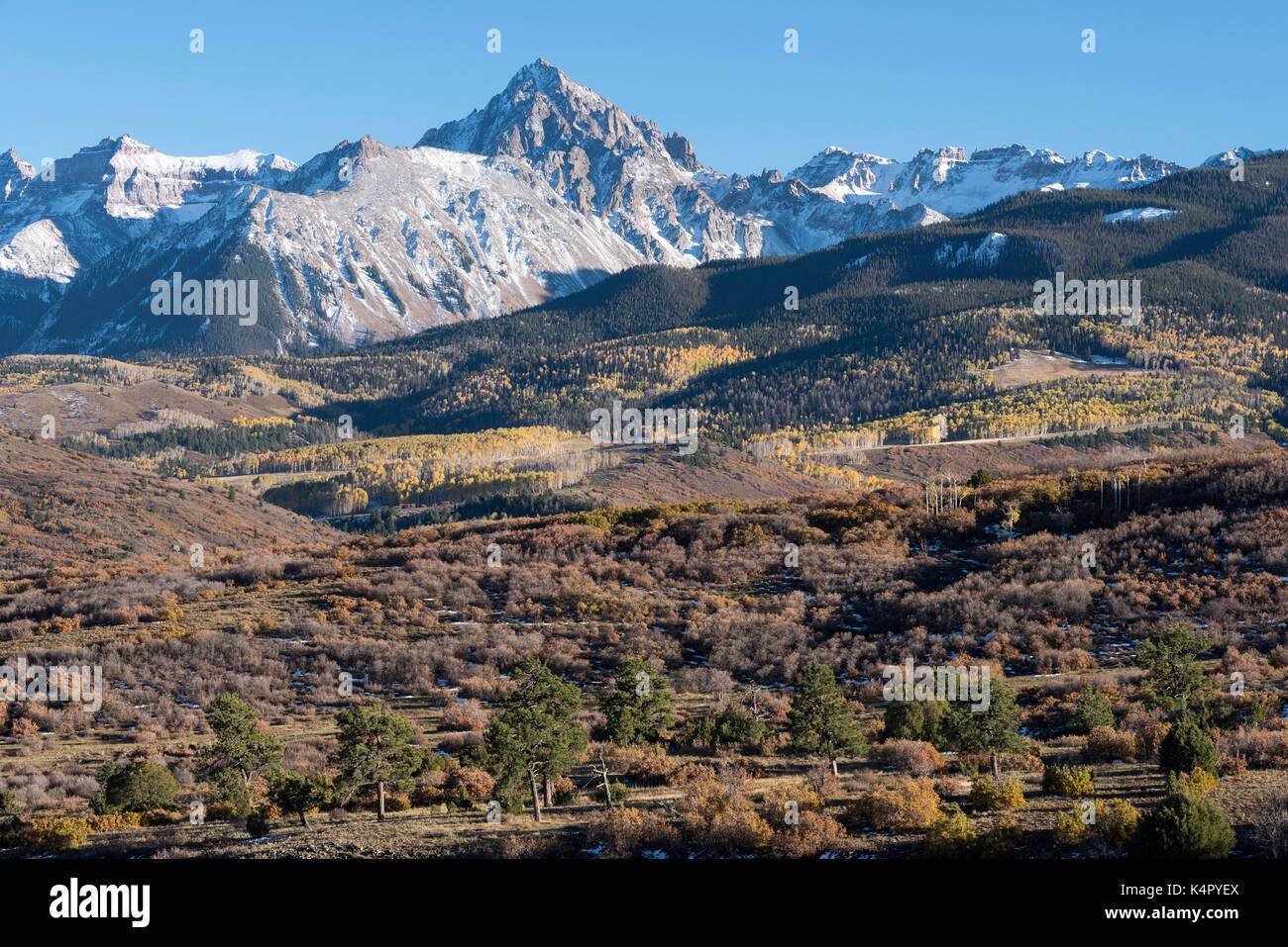 Mount Sneffels Bergkette im Herbst Mount Sneffels Bergkette nach einem frühen Herbst Schnee Sturm. Von Dallas gesehen Teilen aus. Stockfoto