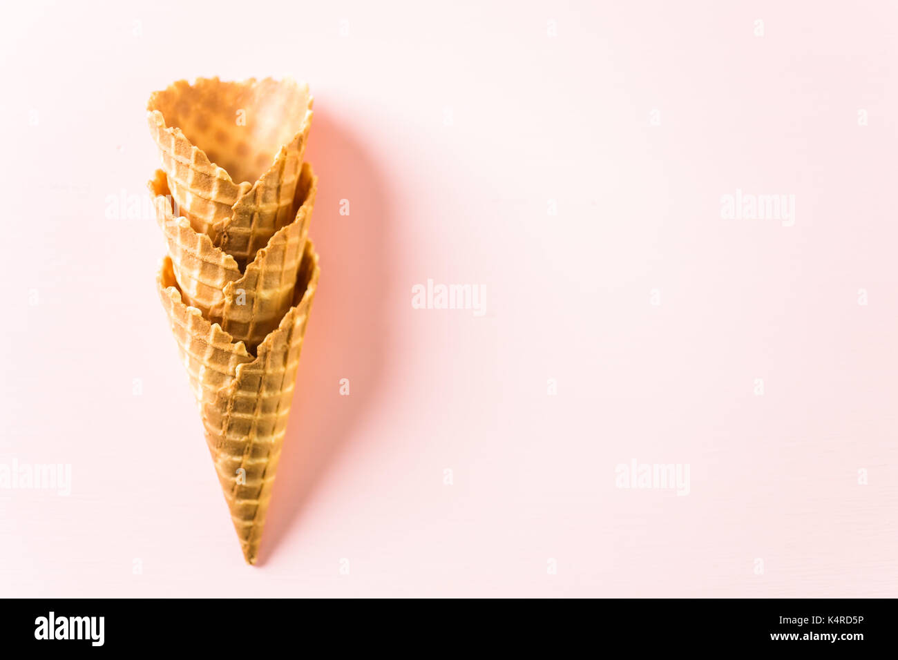 Drei Waffeln für Speiseeis auf rosa Hintergrund. Stockfoto