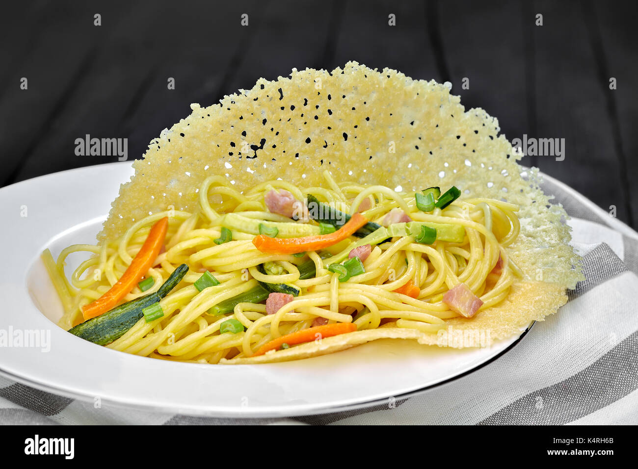 Variante des klassischen italienischen carbonara Rezept, mit gefülltes Gemüse hinzugefügt. Auf geschmolzenem Käse Waffeln serviert. Stockfoto