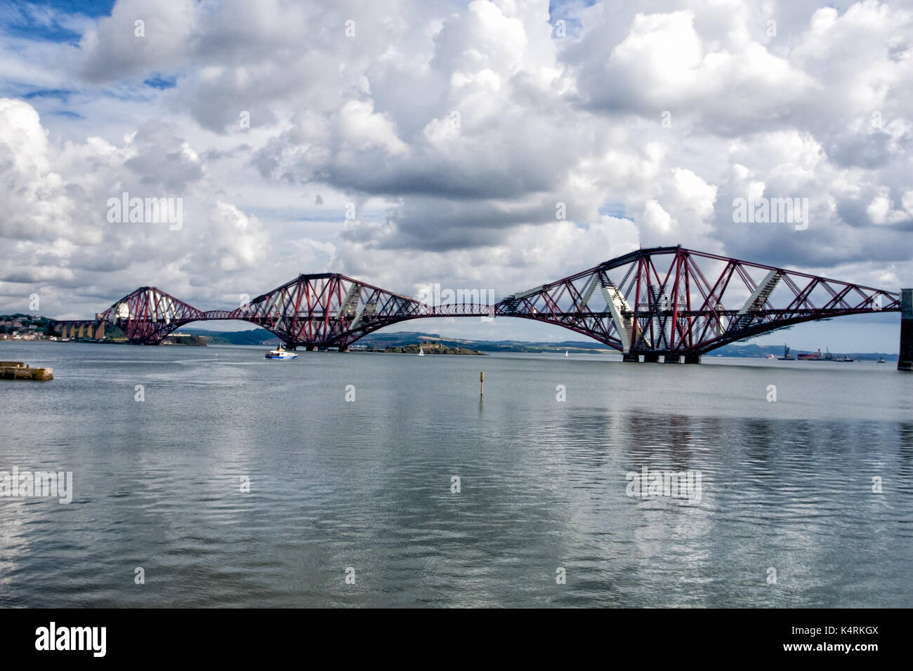 Die Forth Rail Brücke über den Firth von weiter läuft eine ikonische Struktur Verbindung von North und South Queensferry edinburgh Schottland Stockfoto