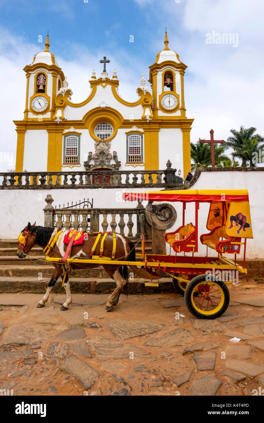 Barocke Architektur, Pferdekutsche an Matriz de Santo Antonio Kirche, der ältesten und größten katholischen Tempel von Tiradentes, Minas Gerais, Brasilien. Stockfoto