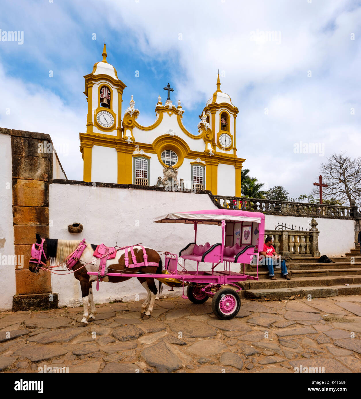Barocke Architektur, Pferdekutsche an Matriz de Santo Antonio Kirche, der ältesten und größten katholischen Tempel von Tiradentes, Minas Gerais, Brasilien. Stockfoto