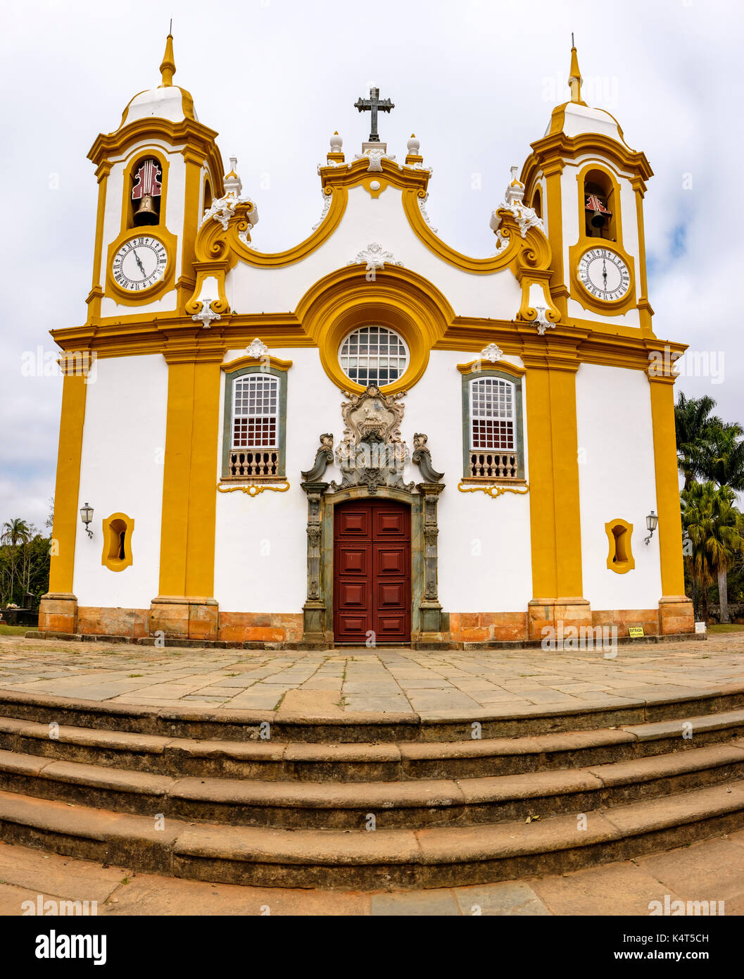 Barocke Architektur, Matriz de Santo Antonio Kirche, der ältesten und größten katholischen Tempel von Tiradentes, Minas Gerais, Brasilien. Stockfoto