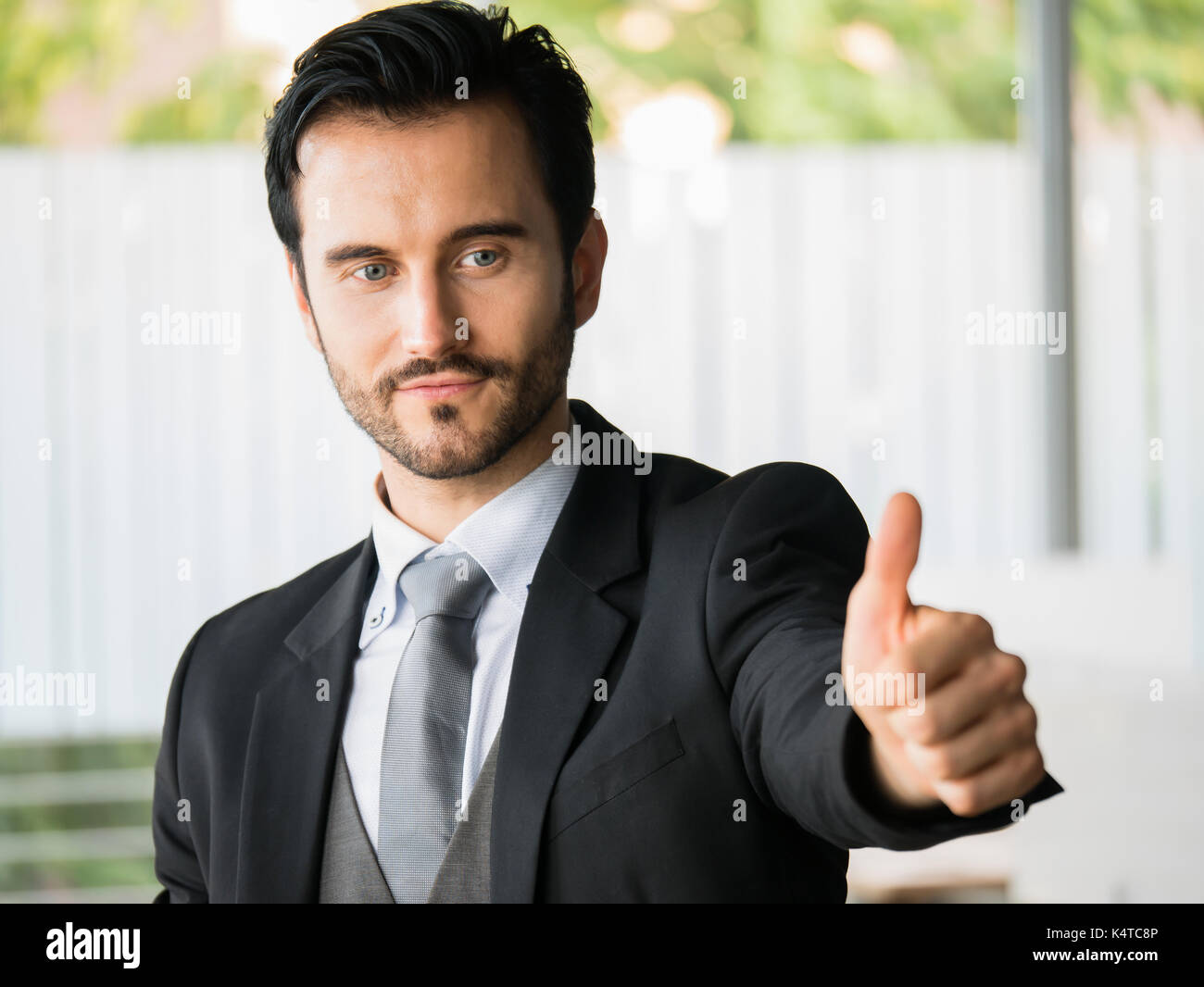 Erfolgreicher Geschäftsmann Daumen oben, Büroangestellter, geschäftliche Entscheidungen Stockfoto