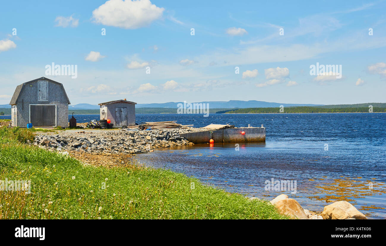 Rustikale Holz Hütten und kleinen Bootsanleger, großen nördlichen Halbinsel, Neufundland, Kanada Stockfoto