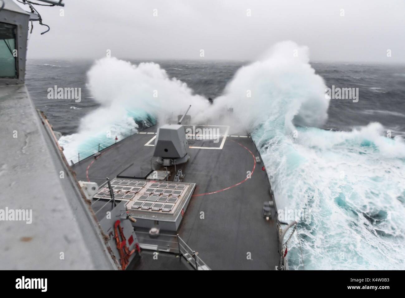 Der Arleigh-burke-Klasse geführte Anti-raketen-Zerstörer USS James E. Williams (DDG95) in rauen Gewässern. Stockfoto