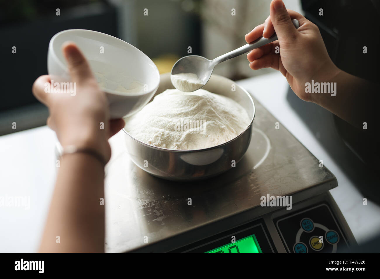 Bäckerei Koch wiegen Mehl auf die digitale Waage Stockfoto