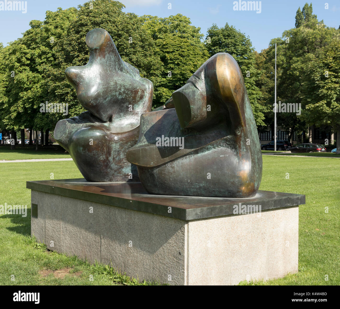 Henry Moore: Zweiteilige liegende Abbildung: Punkte, Bronze Skulptur 1969-1970, Alte Pinakothek, München, Bayern, Deutschland Stockfoto