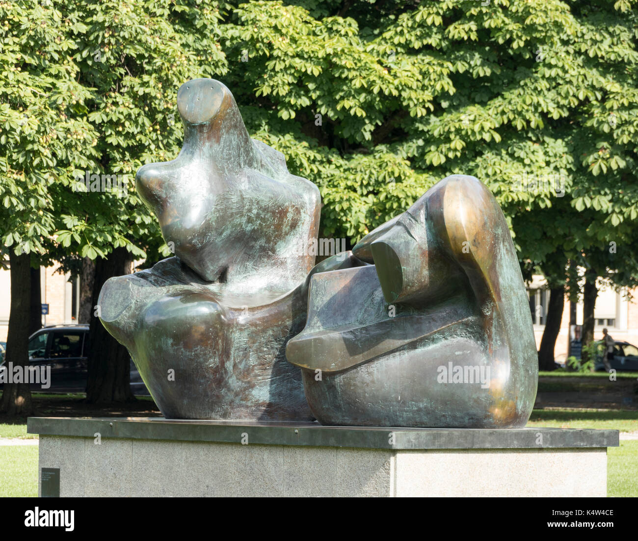 Henry Moore: Zweiteilige liegende Abbildung: Punkte, Bronze Skulptur 1969-1970, Alte Pinakothek, München, Bayern, Deutschland Stockfoto