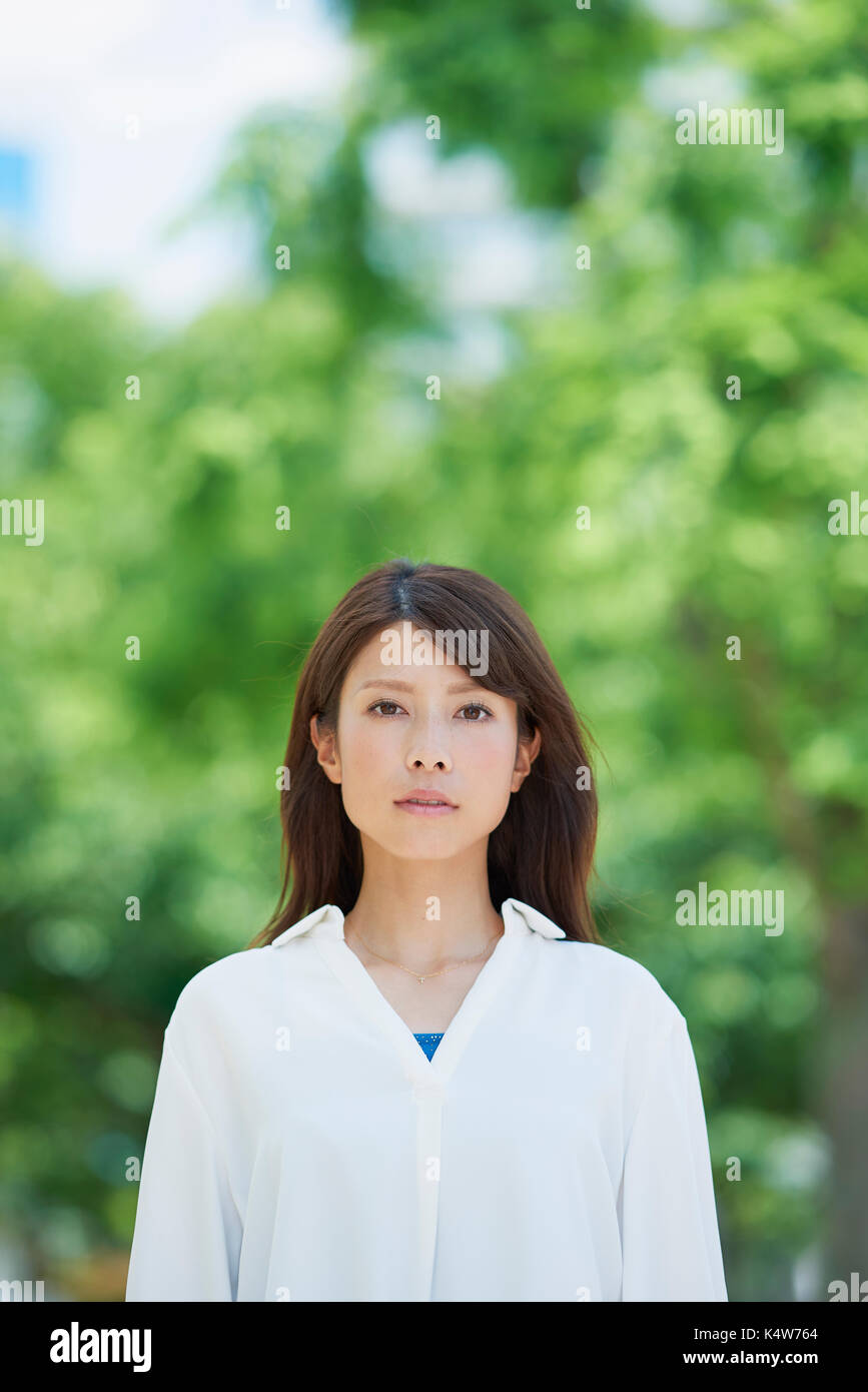Porträt der jungen japanischen Frau und frischem Grün, Tokio, Japan Stockfoto