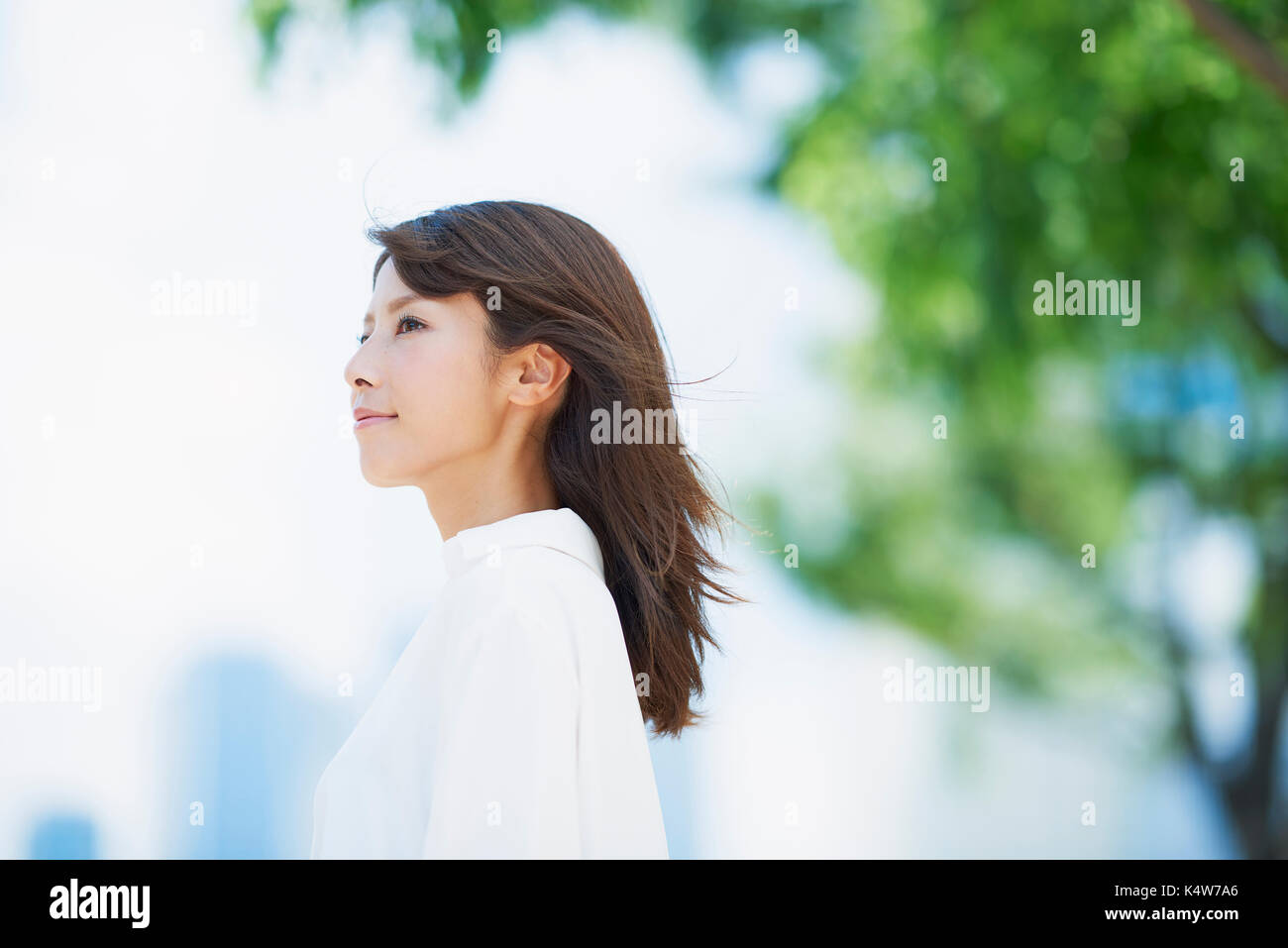 Porträt der jungen japanischen Frau und frischem Grün, Tokio, Japan Stockfoto