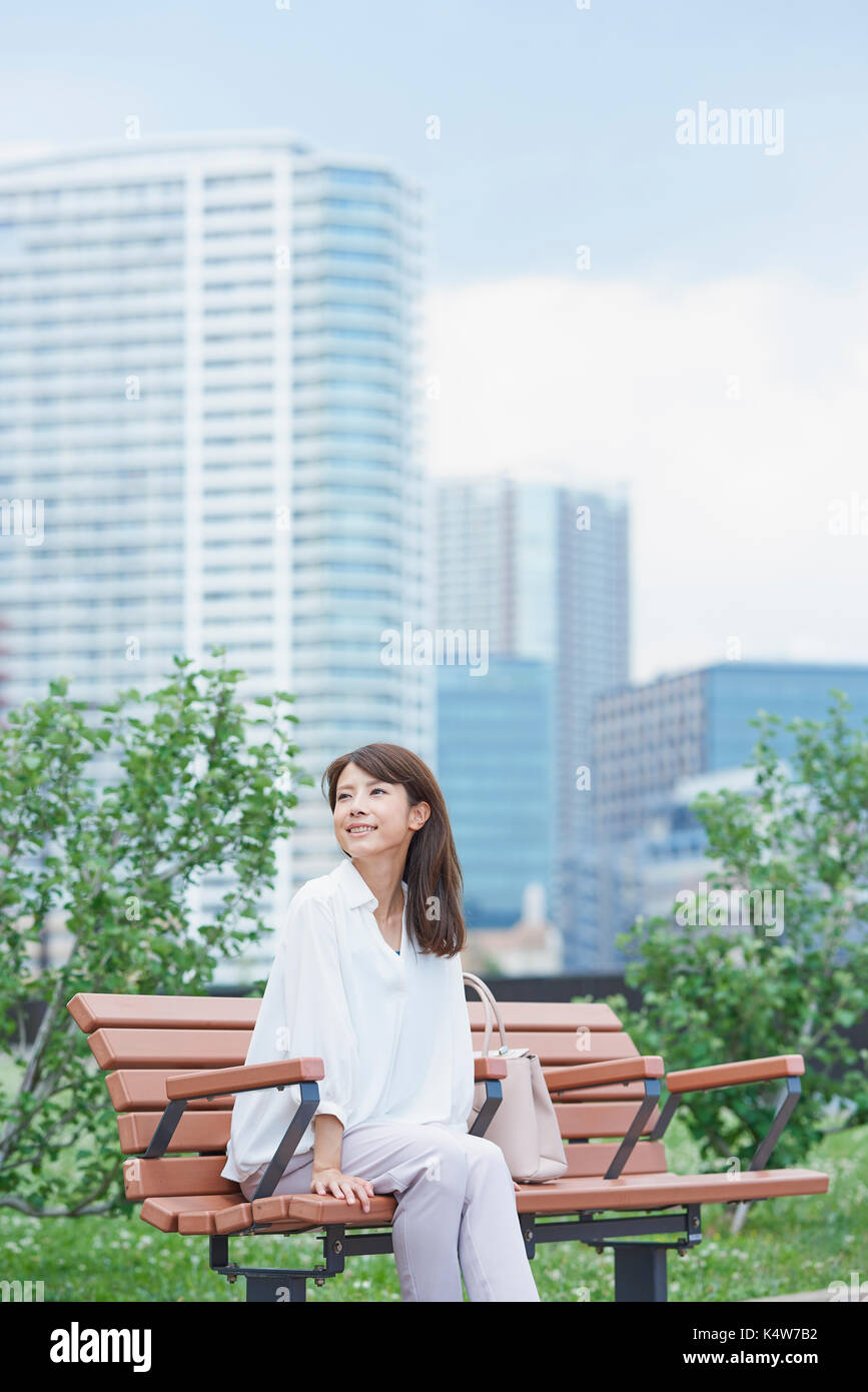 Porträt der jungen japanischen Frau in einem Stadtpark, Tokio, Japan Stockfoto