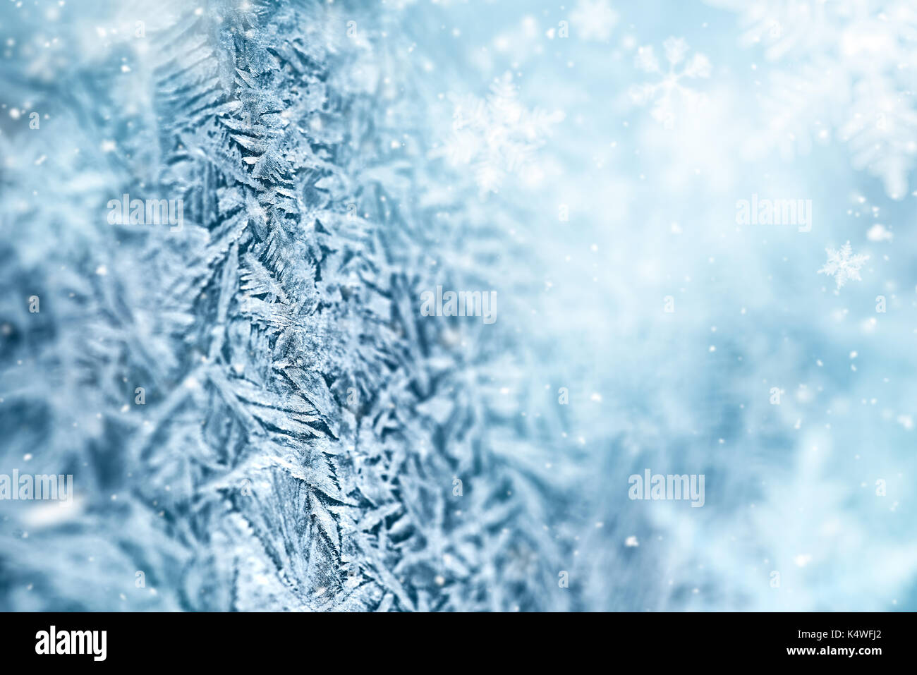 Makro von frost Crystal und gefallenen defokussierten Schneeflocken Stockfoto