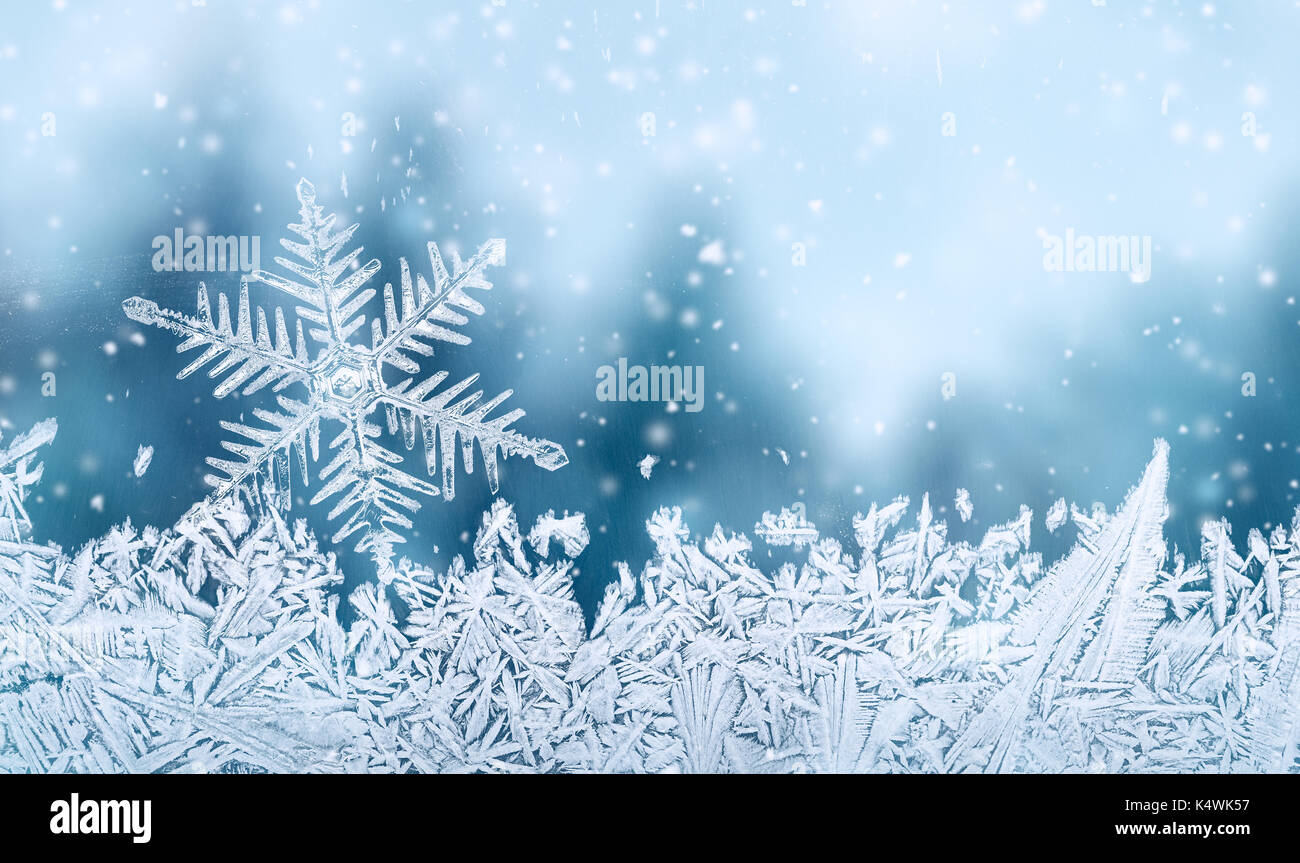 Schneeflocke und Snow crystal im Fenster Stockfoto